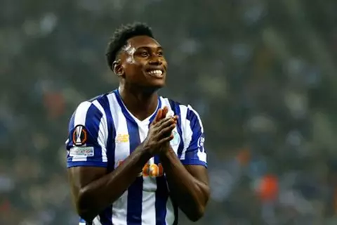 أستون فيلا يستهدف مهاجم بورتو ويتراجع عن صفقة راشفورد